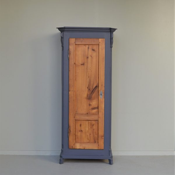 SCHMALER SCHRANK