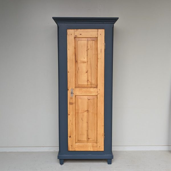 SCHMALER SCHRANK