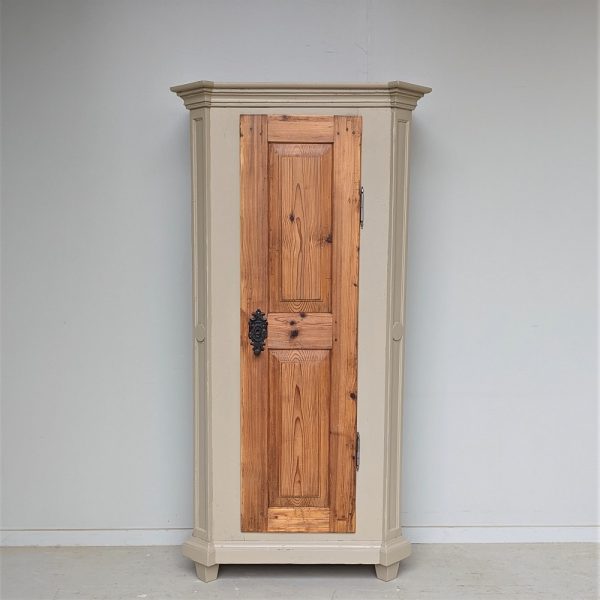 SCHMALER SCHRANK