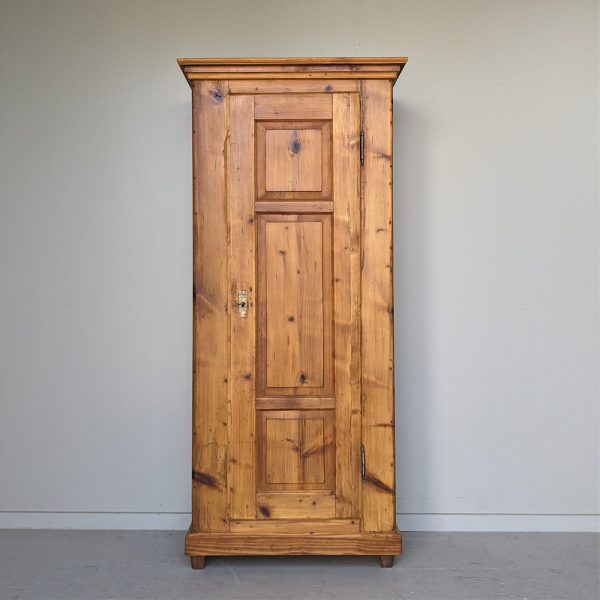 SCHMALER SCHRANK