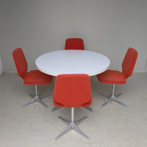 TISCH MIT 4 STÜHLEN