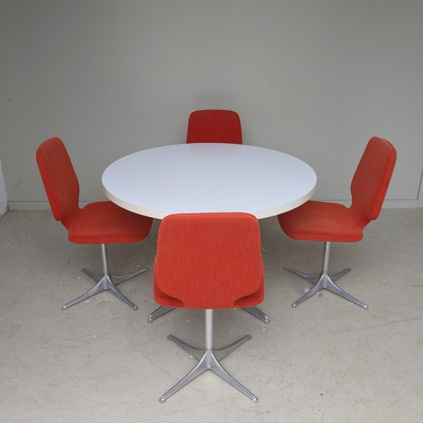 TISCH MIT 4 STÜHLEN